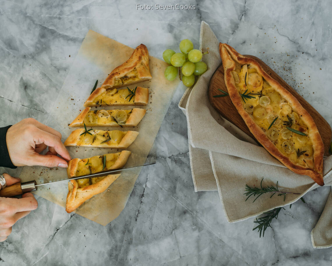 Vegetarisches Rezept: Pide mit Trauben und Camembert 3