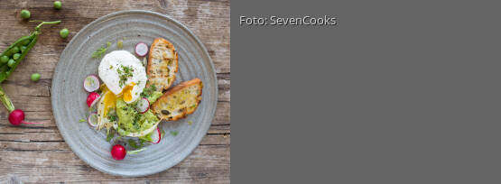 Rezeptbild für "Pochiertes Ei mit Erbsenpüree und geröstetem Brot"