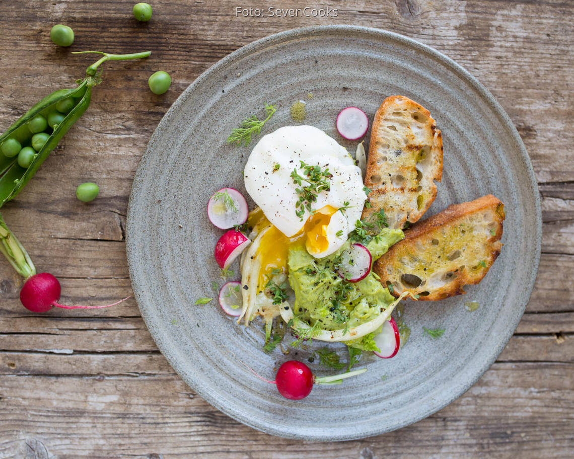 Fertiges Rezept: Pochiertes Ei mit Erbsenpüree und geröstetem Brot_1