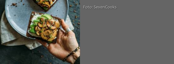 Rezeptbild für "Pumpernickel mit gebratenen Pilzen und Avocado"