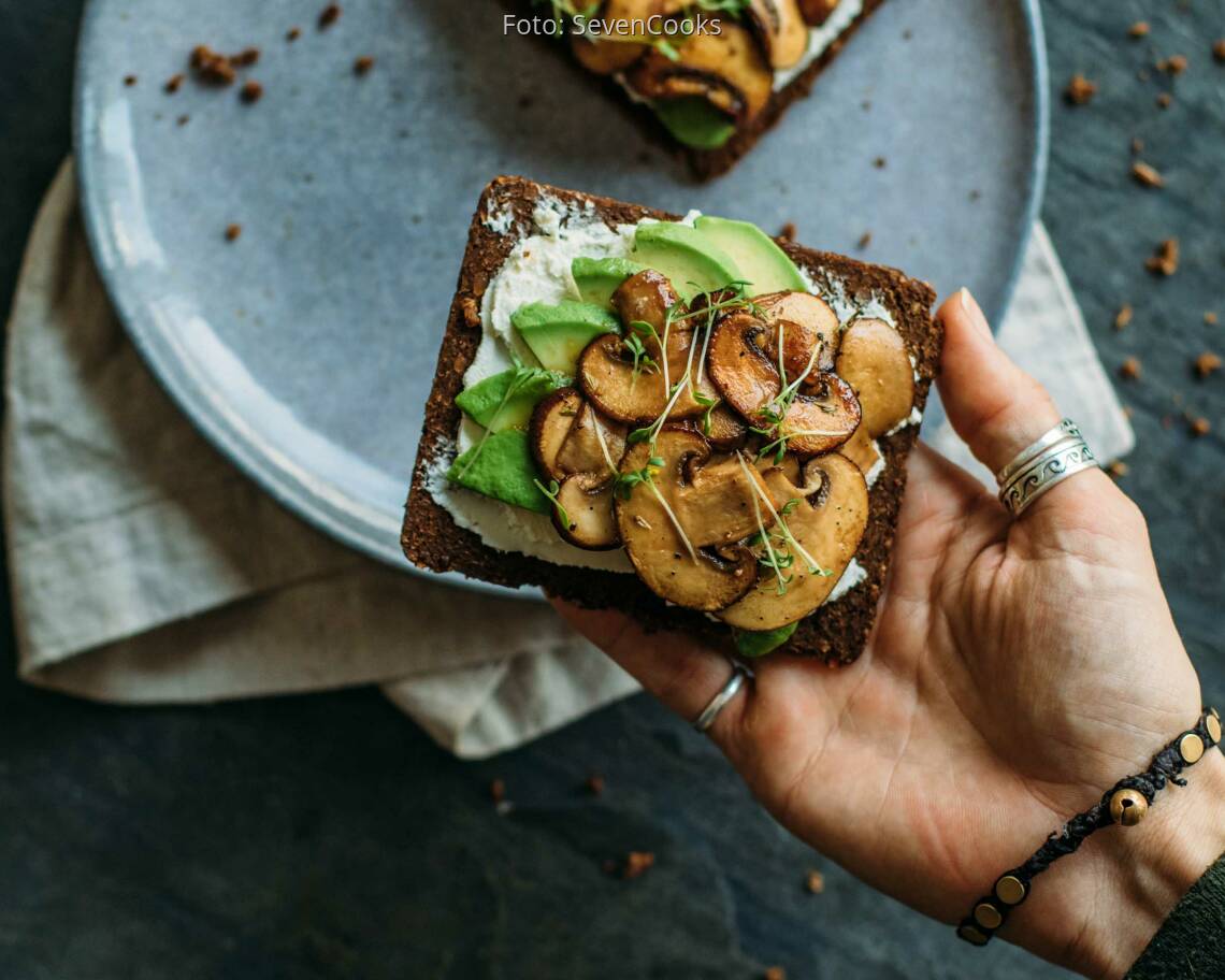 Vegetarisches Rezept: Pumpernickel mit gebratenen Pilzen und Avocado