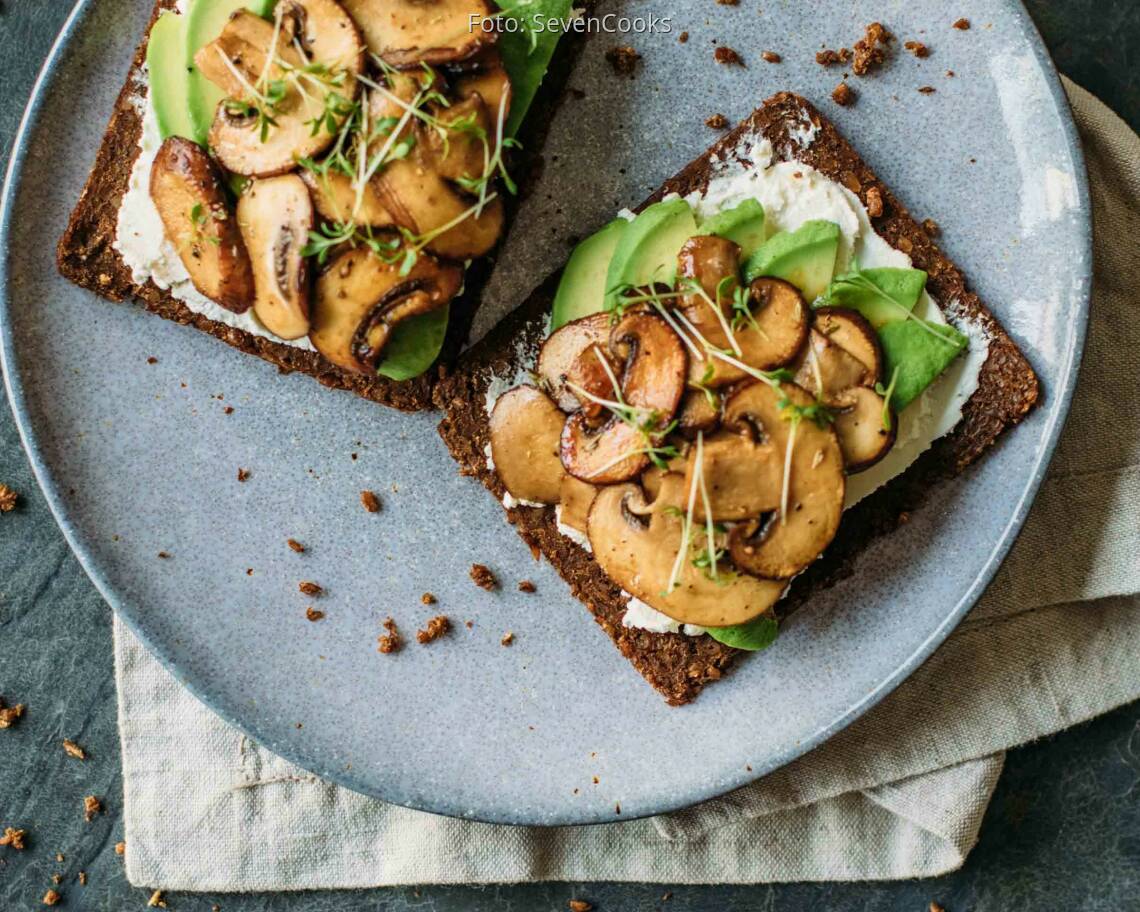 Vegetarisches Rezept: Pumpernickel mit gebratenen Pilzen und Avocado