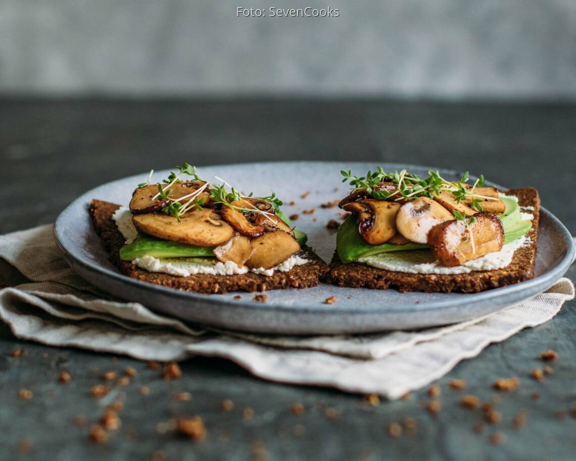 Vegetarisches Rezept: Pumpernickel mit gebratenen Pilzen und Avocado