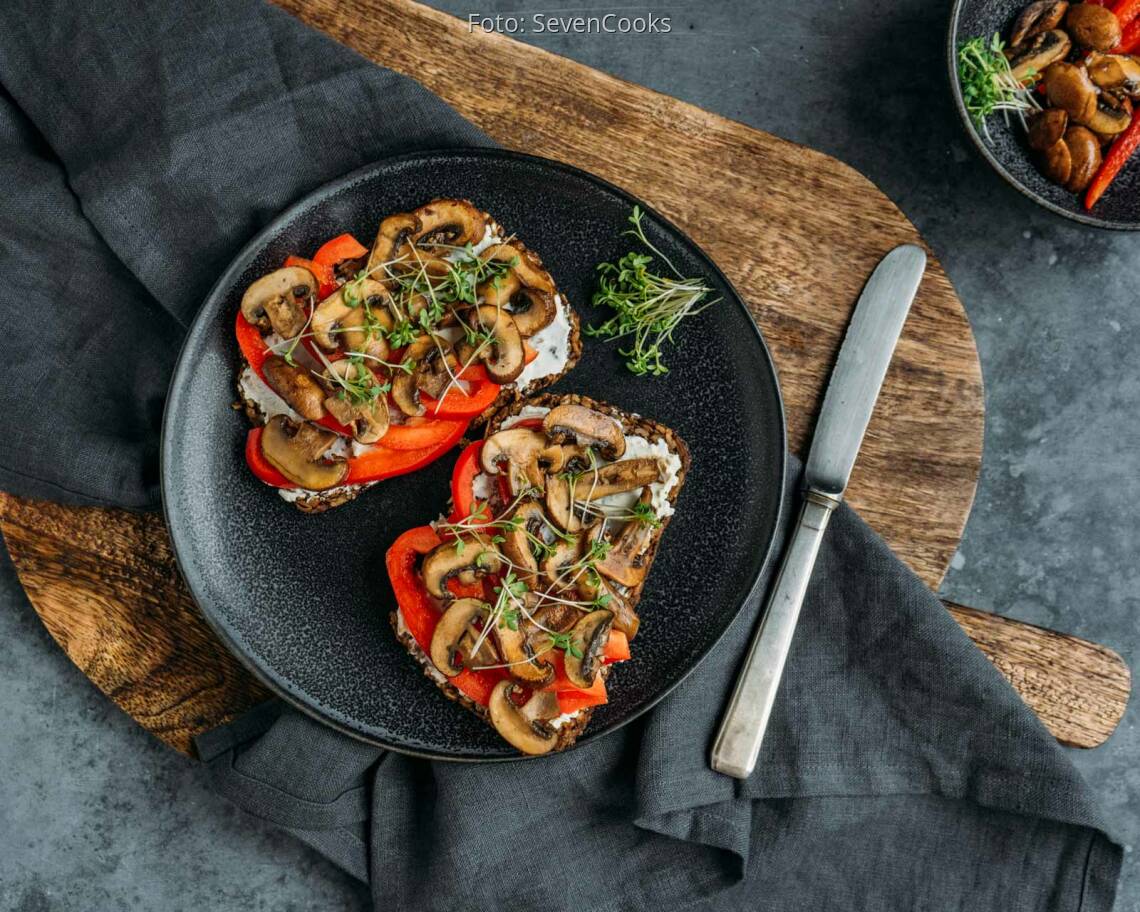 Vegetarisches Rezept: Pumpernickel mit gebratenen Pilzen und Paprika 1