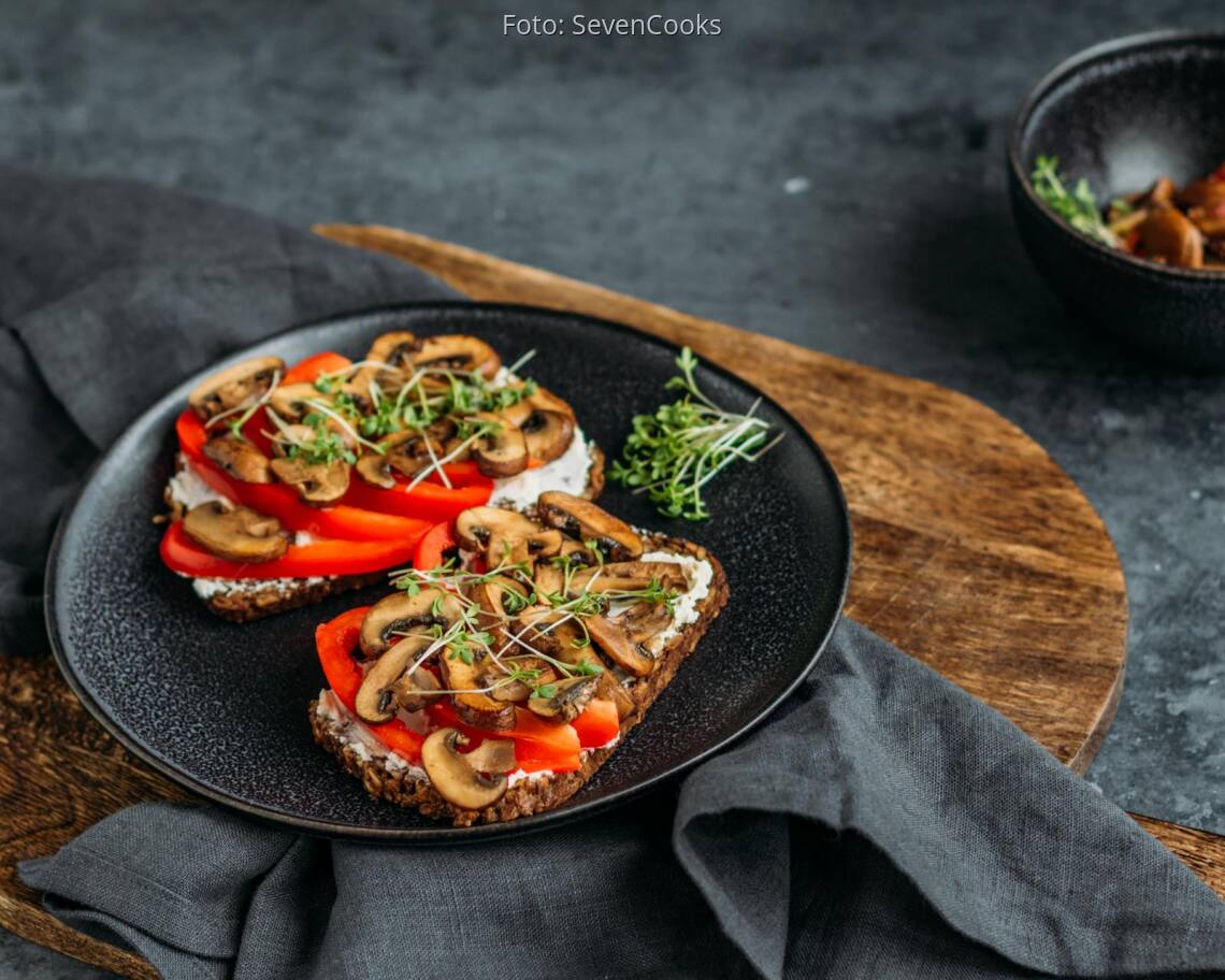 Vegetarisches Rezept: Pumpernickel mit gebratenen Pilzen und Paprika 2