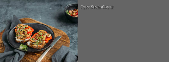 Rezeptbild für "Pumpernickel mit gebratenen Pilzen und Paprika"