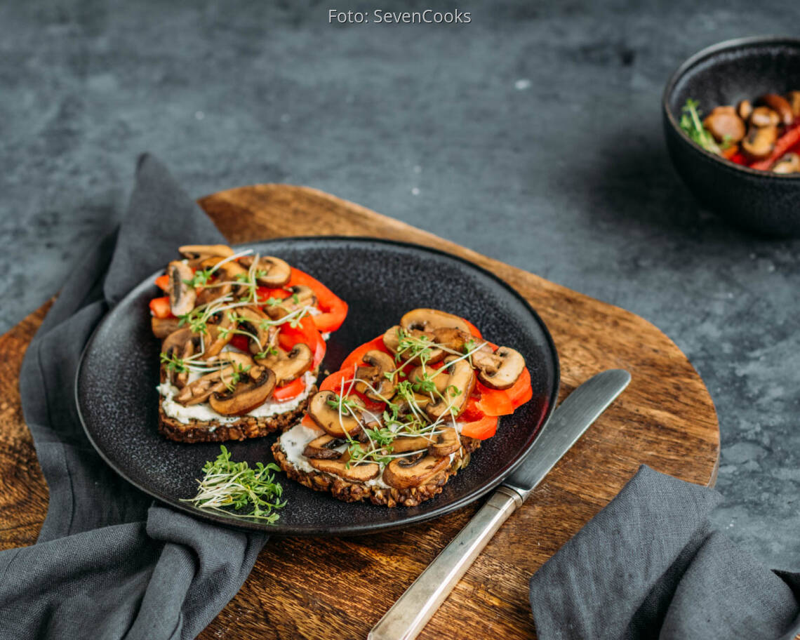 Vegetarisches Rezept: Pumpernickel mit gebratenen Pilzen und Paprika 3