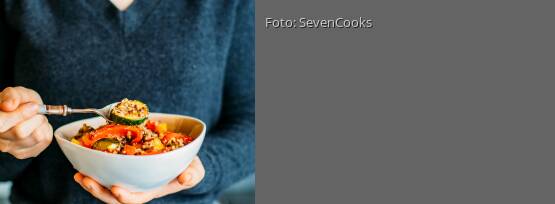 Rezeptbild für "Quinoapfanne mit frischem Gemüse und Joghurt-Topping"