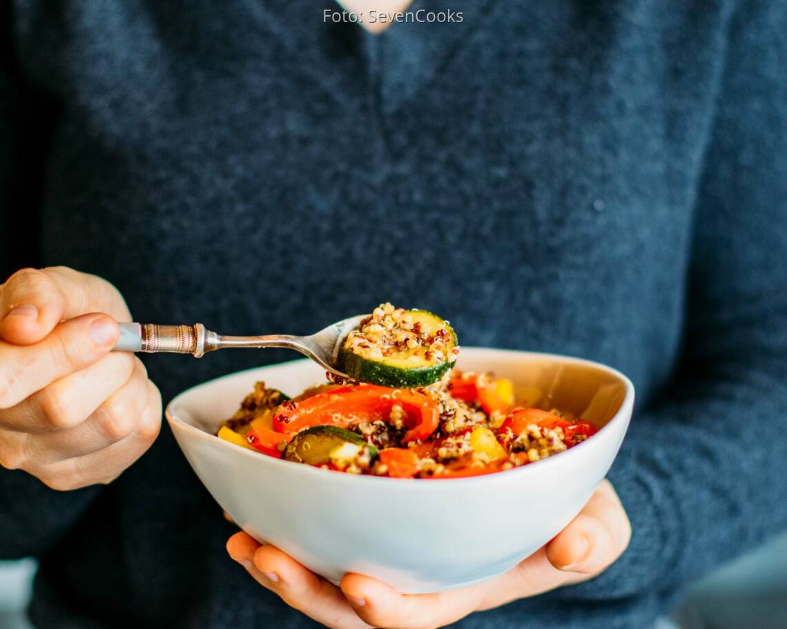 Vegetarisches Rezept: Quinoapfanne mit frischem Gemüse und Joghurt-Topping_1