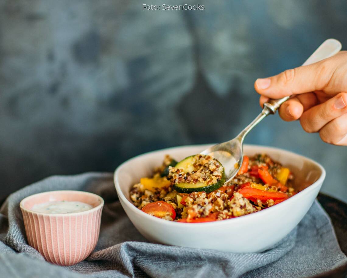 Vegetarisches Rezept: Quinoapfanne mit frischem Gemüse und Joghurt-Topping_2