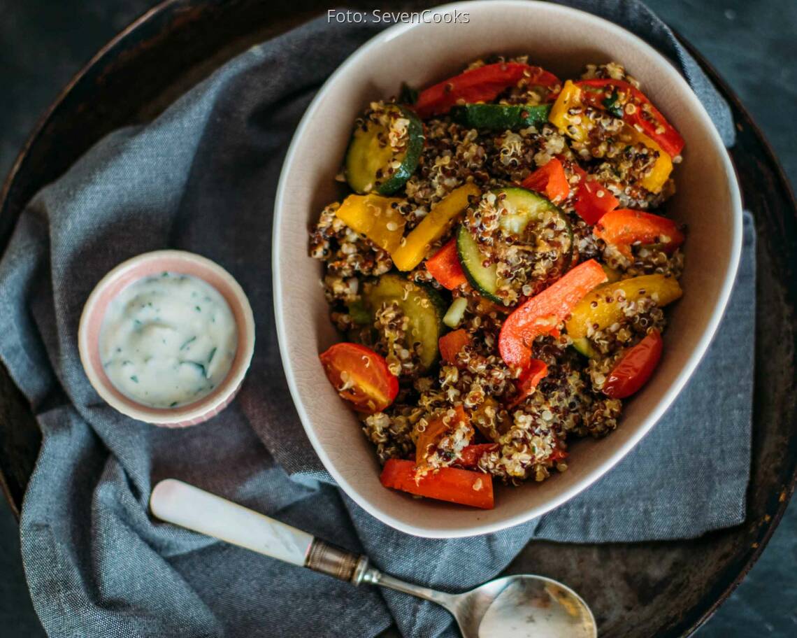 Vegetarisches Rezept: Quinoapfanne mit frischem Gemüse und Joghurt-Topping_3