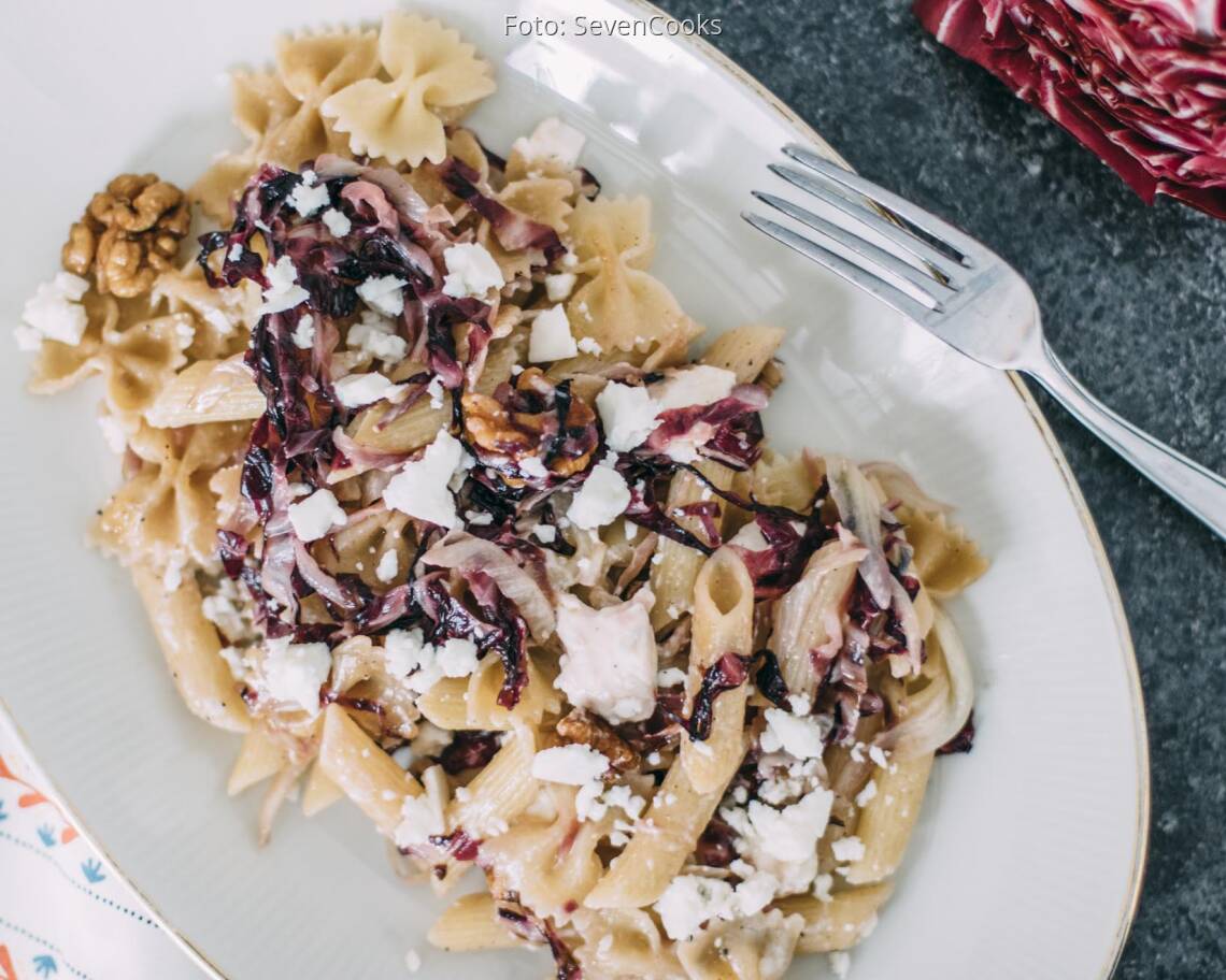 Ein Teller von oben mit Pasta, Radicchio, Walnüssen und Feta-Käse