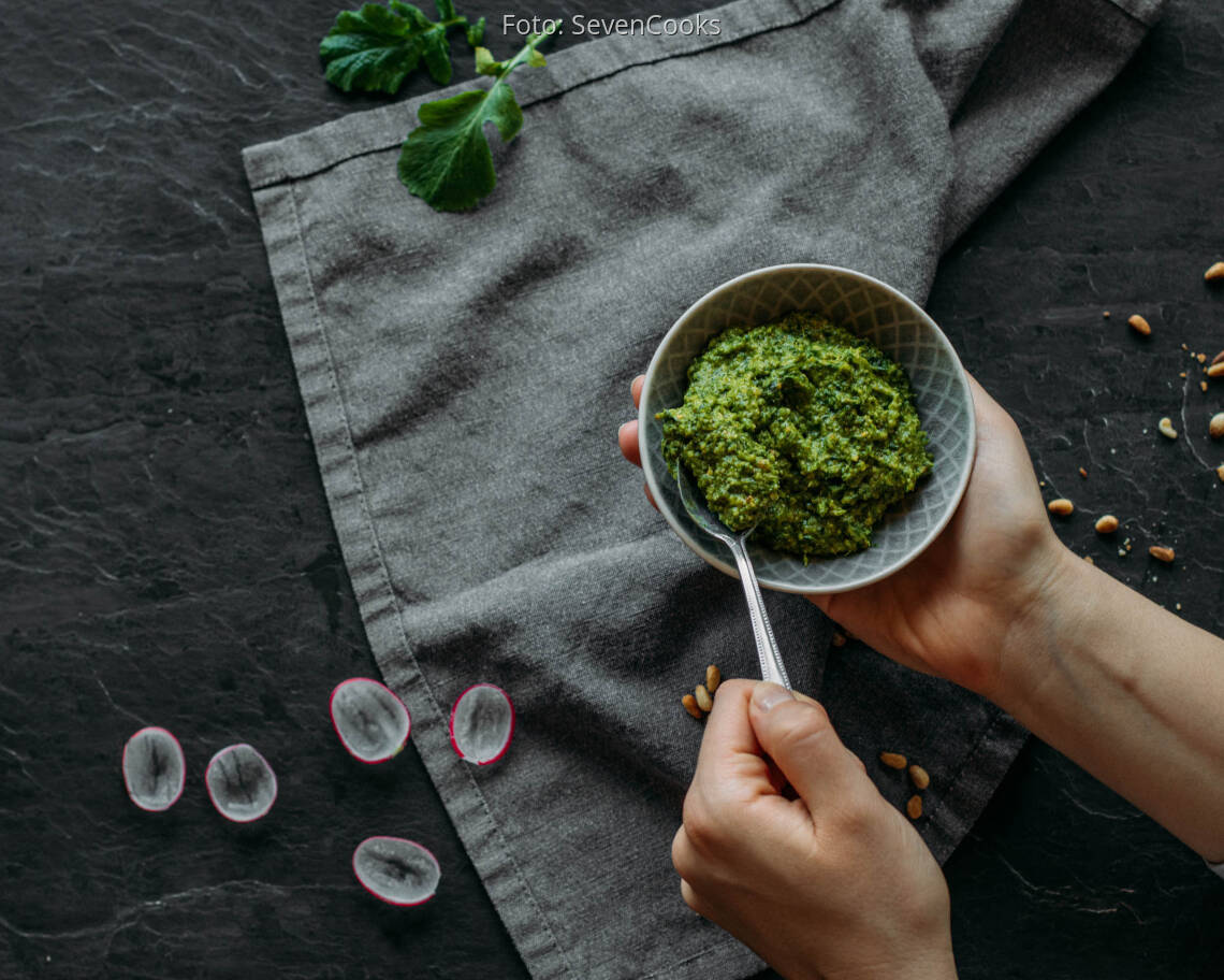 Vegetarisches Rezept: Radieschenblätter Pesto