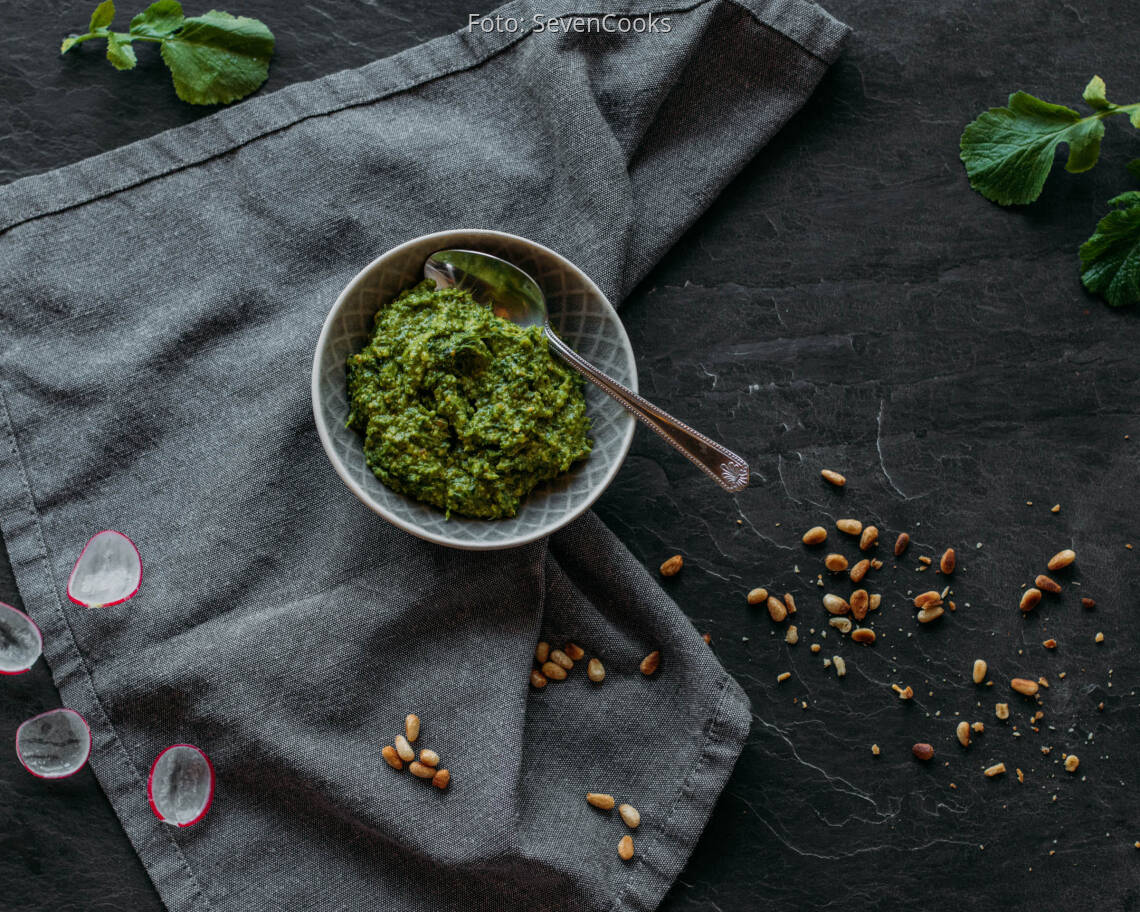 Vegetarisches Rezept: Radieschenblätter Pesto
