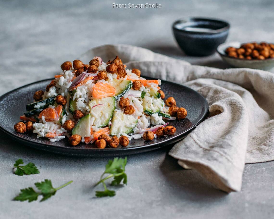 Vegetarisches Rezept: Reissalat mit Joghurtdressing und gerösteten Kichererbsen 1
