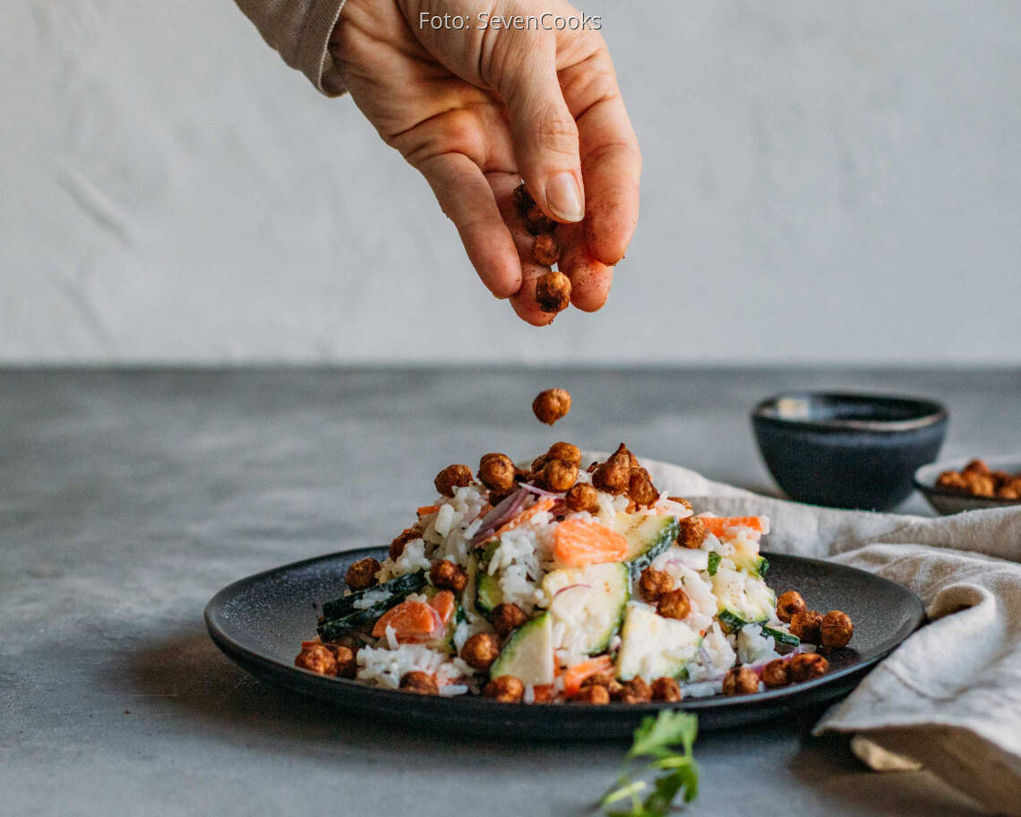 Vegetarisches Rezept: Reissalat mit Joghurtdressing und gerösteten Kichererbsen 3