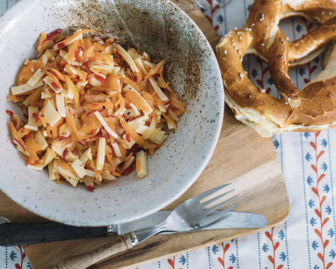 Vegetarisches Rezept: Rettich-Karotten-Salat mit Käse und Chili_1