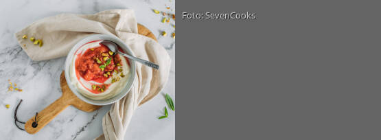 Rezeptbild für "Rhabarber-Joghurt-Bowl mit Pistazien"