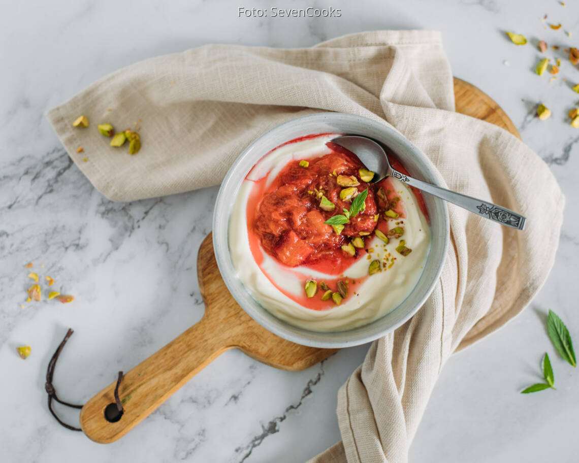 Vegetarisches Rezept: Rhabarber-Joghurt-Bowl mit Pistazien 1