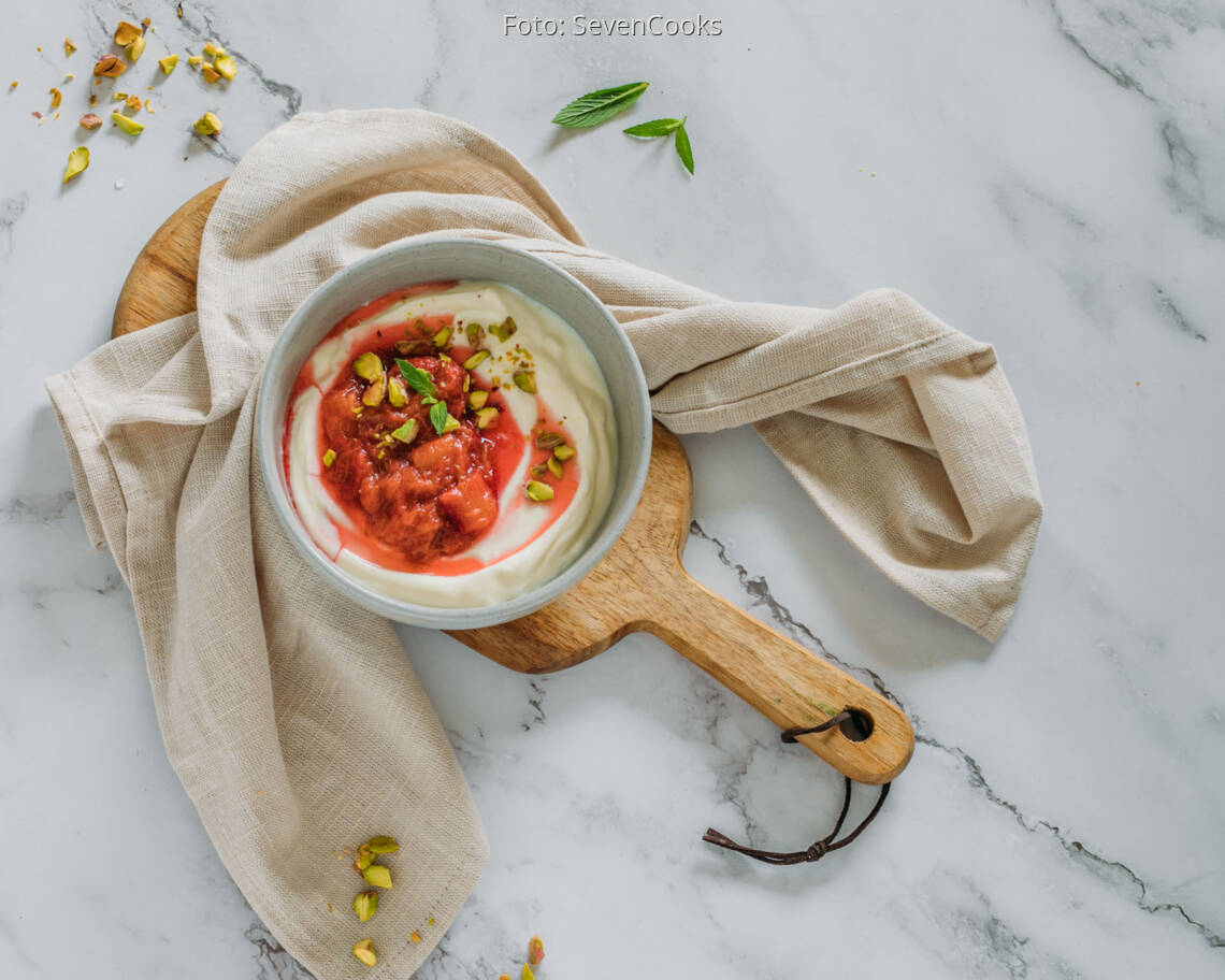 Vegetarisches Rezept: Rhabarber-Joghurt-Bowl mit Pistazien 2