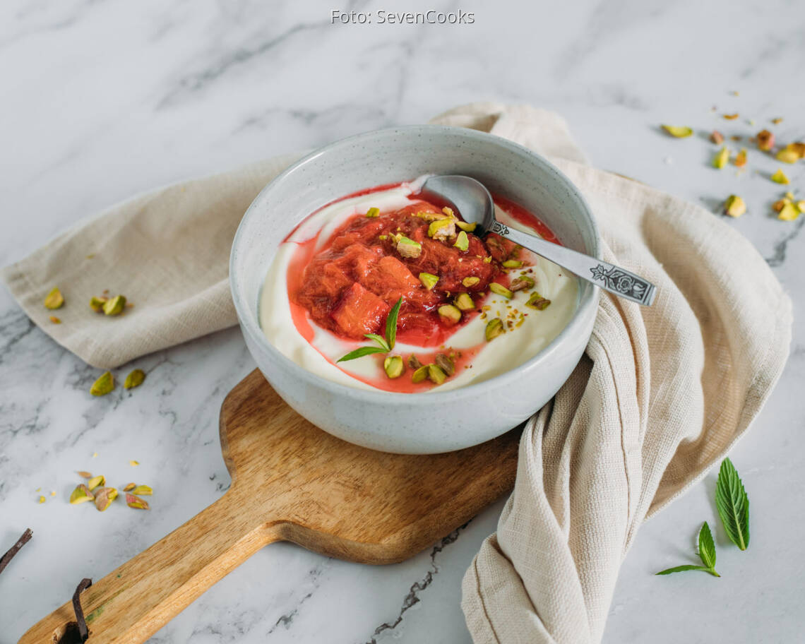 Vegetarisches Rezept: Rhabarber-Joghurt-Bowl mit Pistazien 3