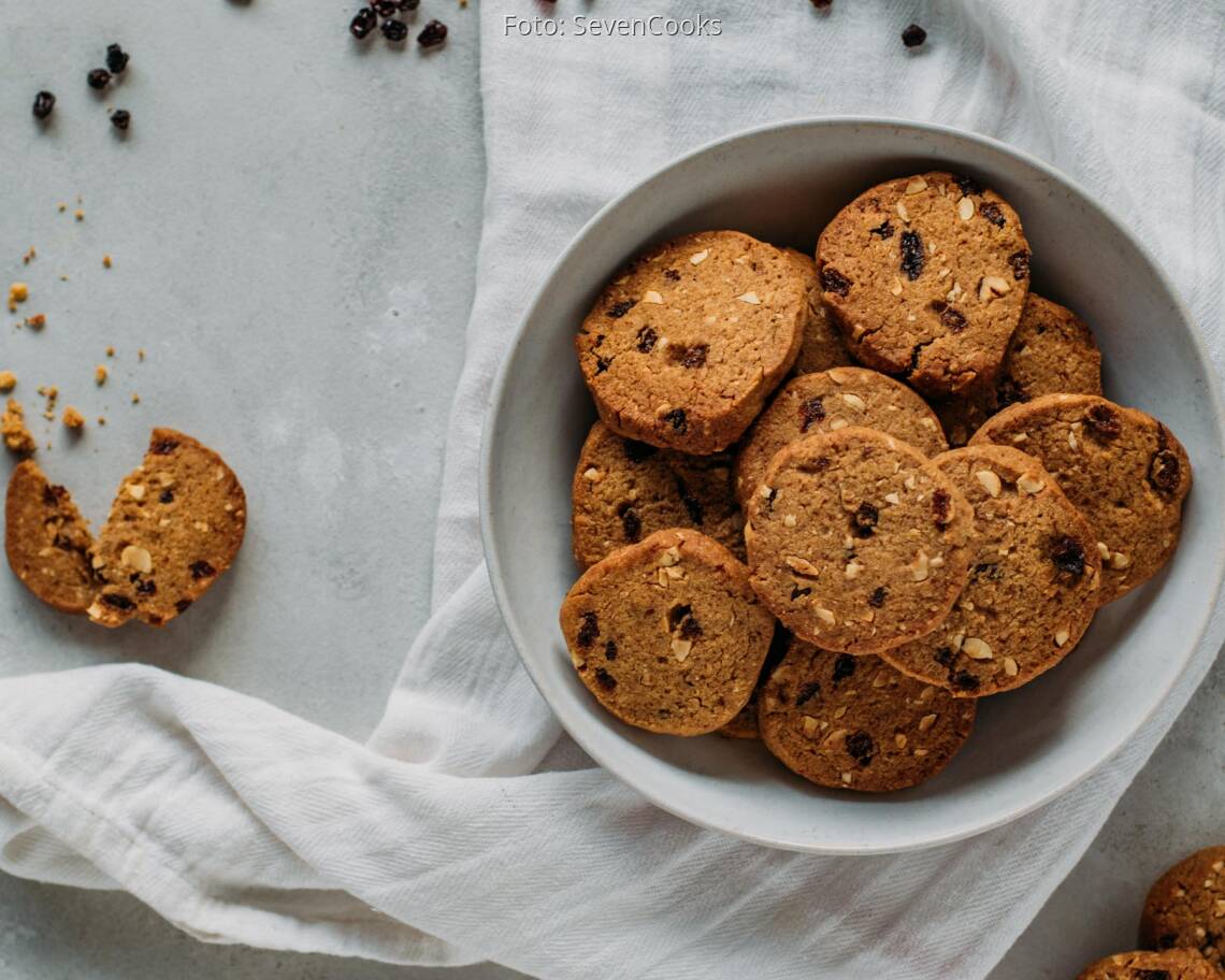 Vegetarisches Rezept: Rosinen-Haselnuss-Kekse zum Aufbacken 2