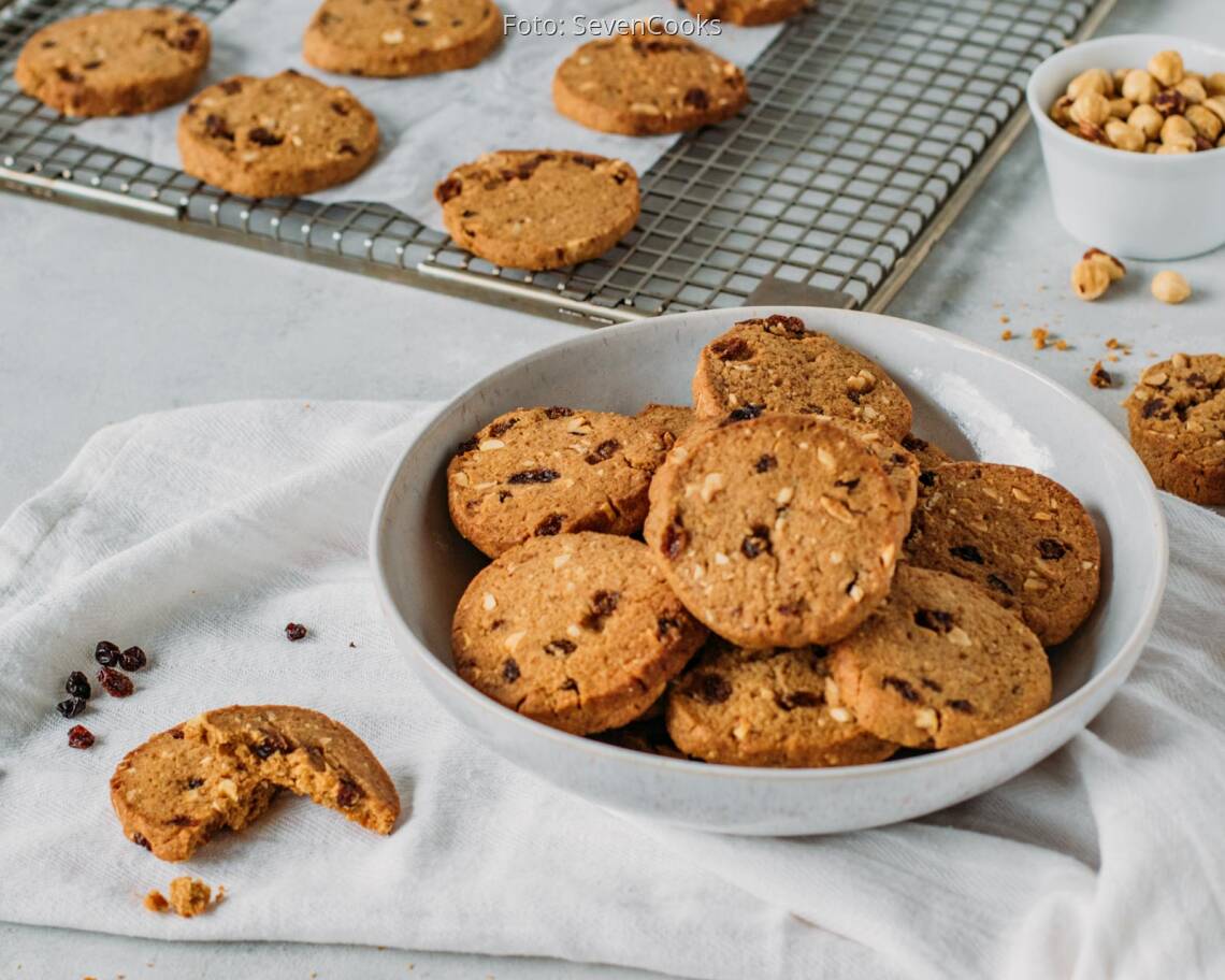 Vegetarisches Rezept: Rosinen-Haselnuss-Kekse zum Aufbacken 3