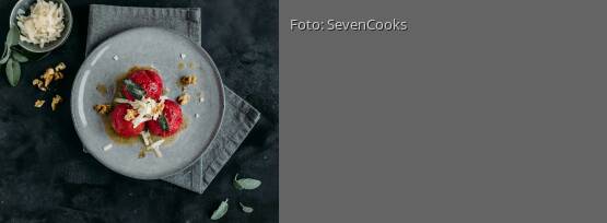 Rezeptbild für "Rote-Bete-Knödel mit Salbeibutter und Parmesan"