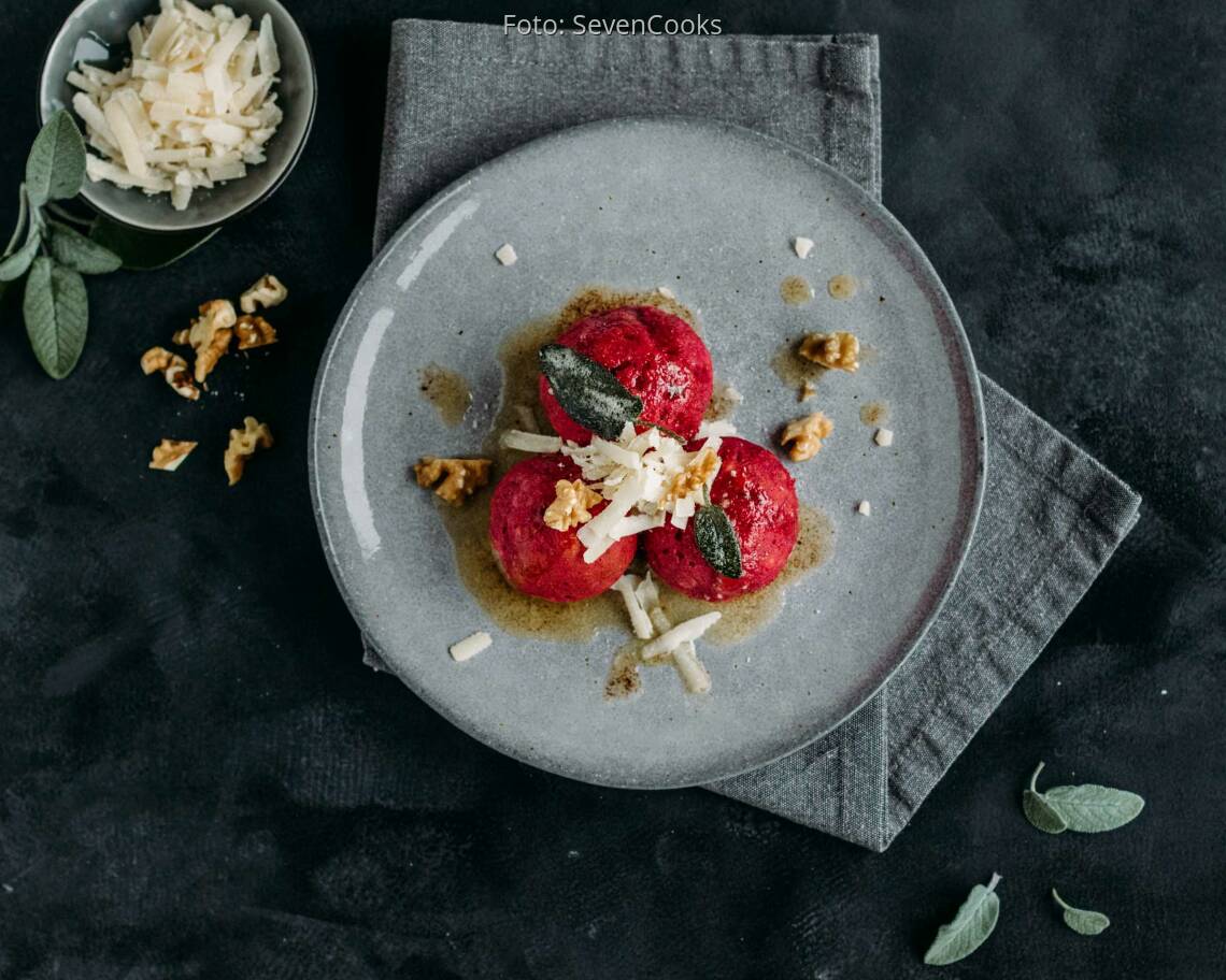 Vegetarisches Rezept: Rote-Bete-Knödel mit Salbeibutter und Parmesan 1