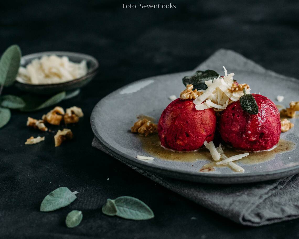 Vegetarisches Rezept: Rote-Bete-Knödel mit Salbeibutter und Parmesan 2