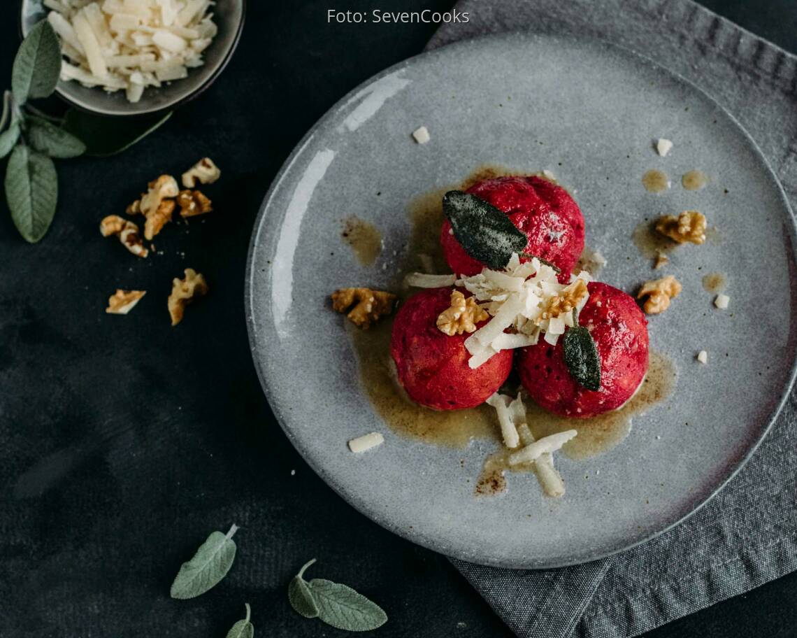 Vegetarisches Rezept: Rote-Bete-Knödel mit Salbeibutter und Parmesan 3