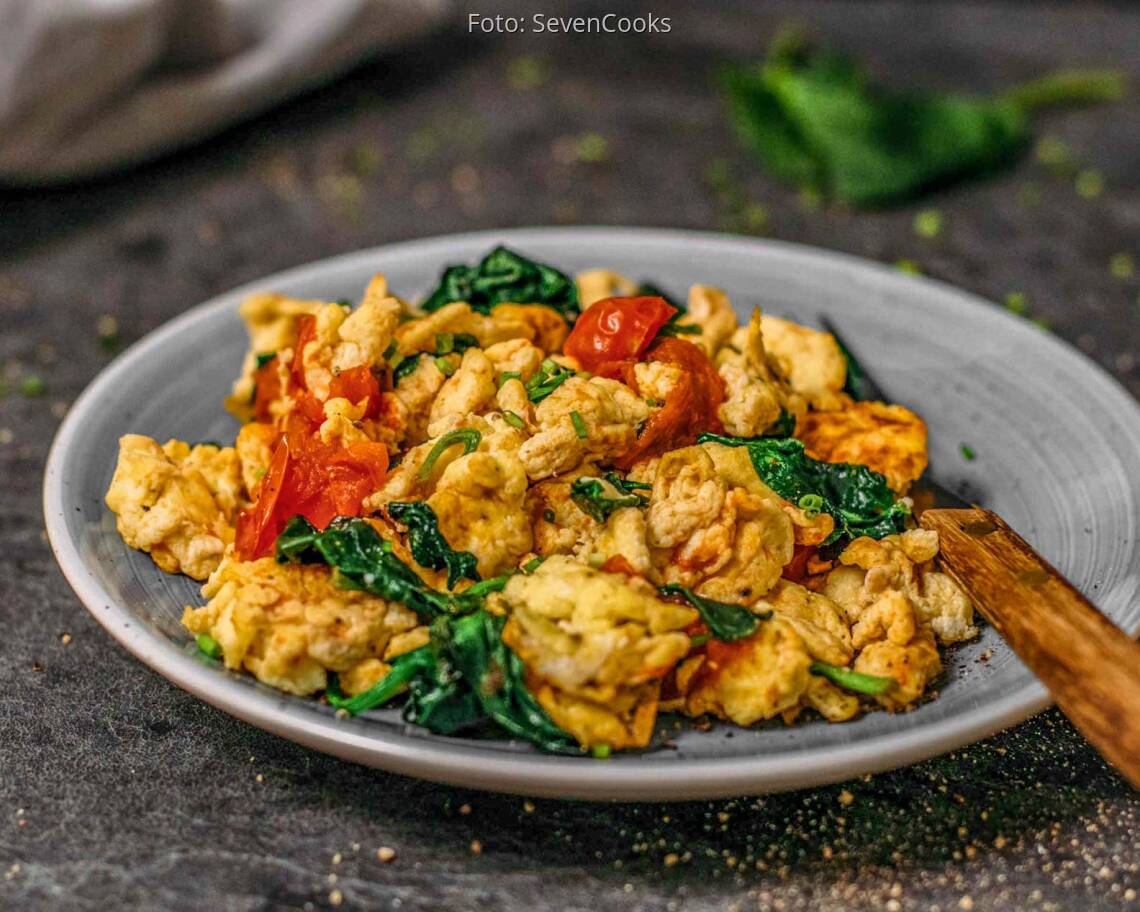 vegetarisches_rezept__ruehrei_mit_spinat_und_tomaten_1