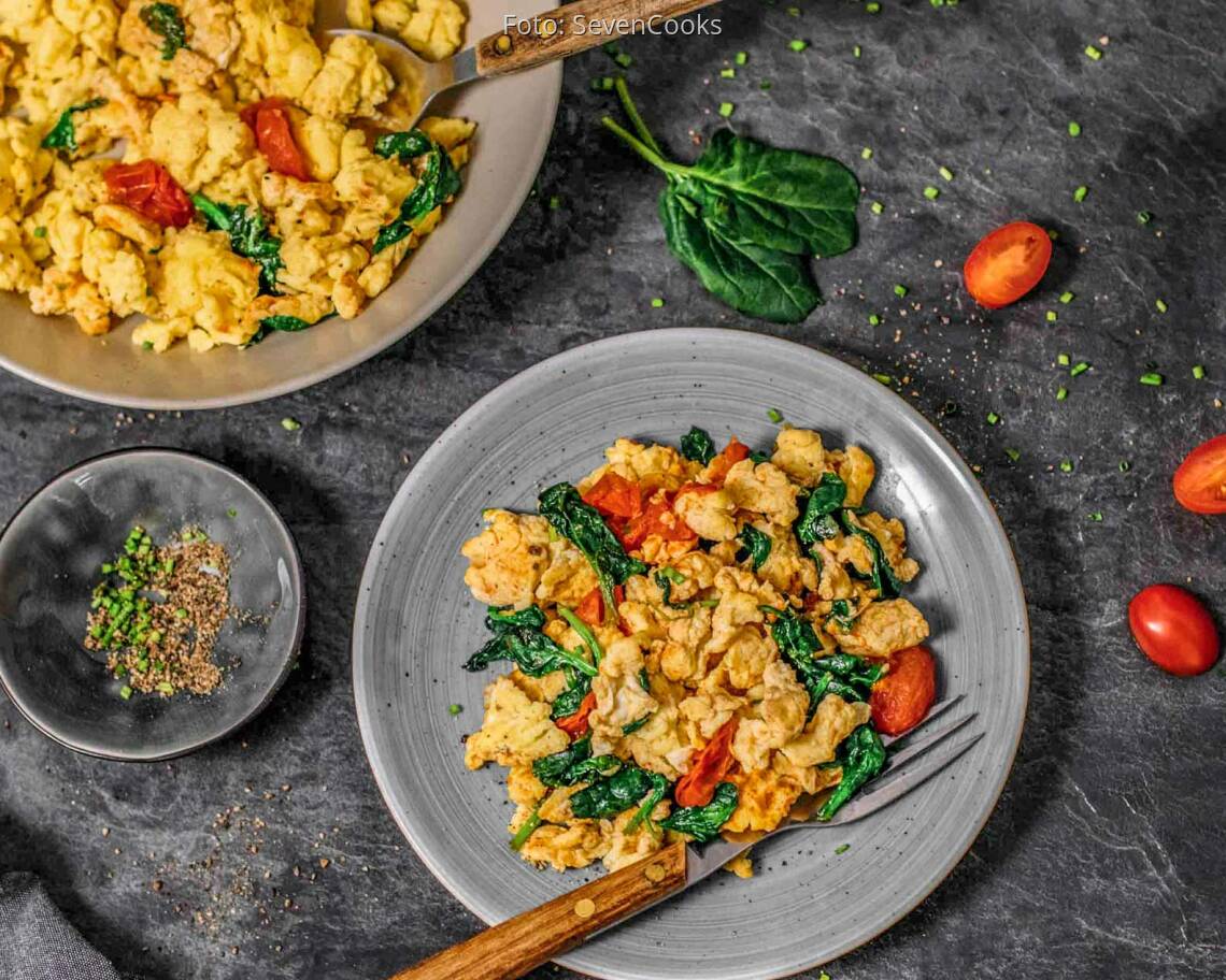vegetarisches_rezept__ruehrei_mit_spinat_und_tomaten_2