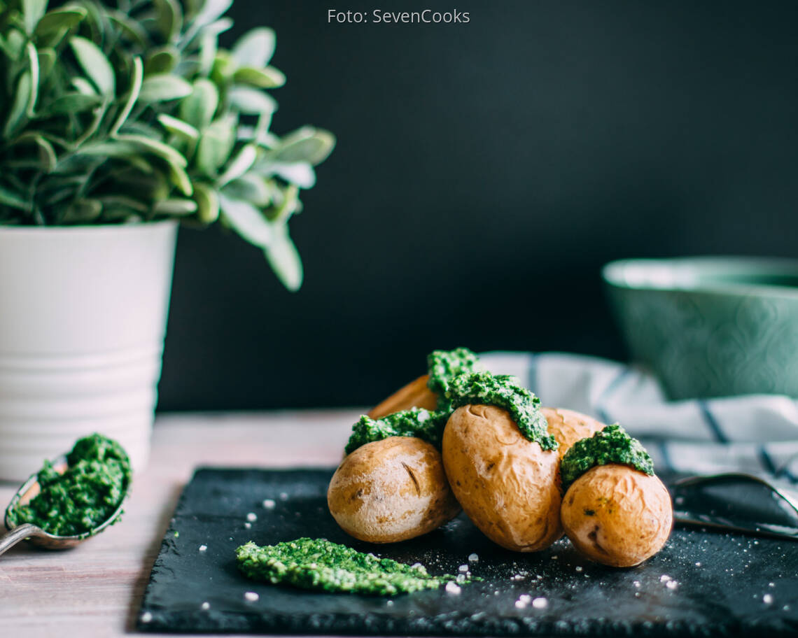 Vegetarisches Rezept: Salzkartoffeln mit Feldsalatpesto