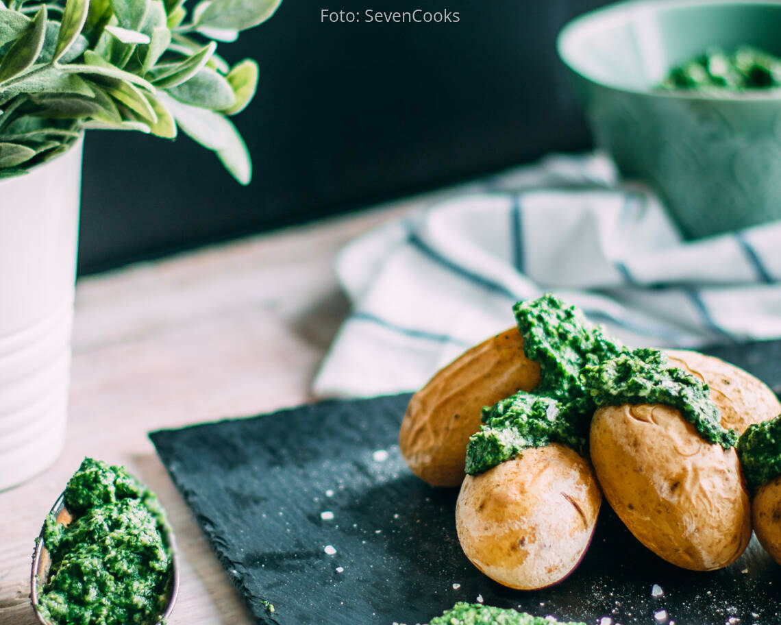 Vegetarisches Rezept: Salzkartoffeln mit Feldsalatpesto