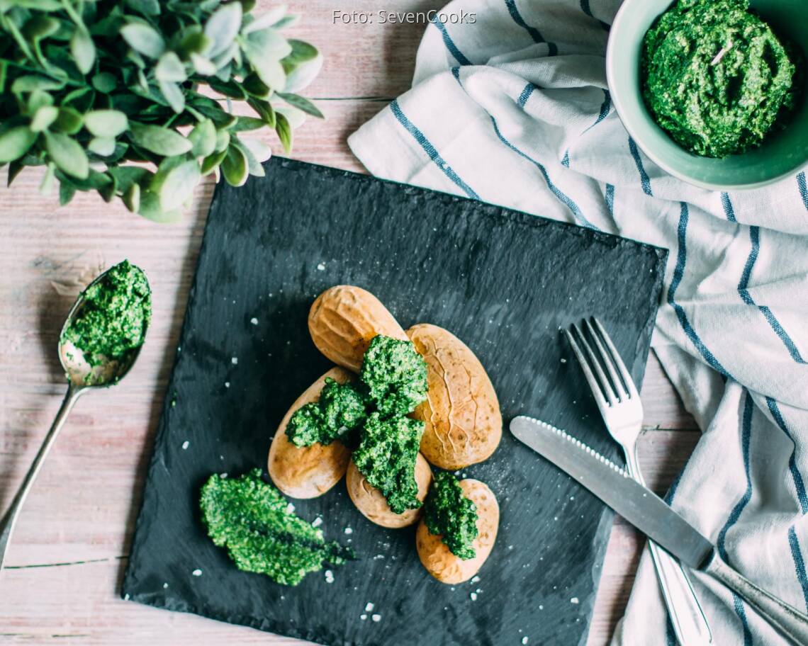 Vegetarisches Rezept: Salzkartoffeln mit Feldsalatpesto