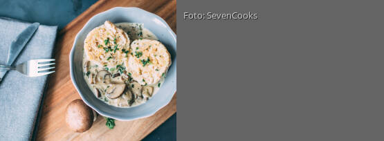 Rezeptbild für "Semmelknödel mit Champignonrahm"