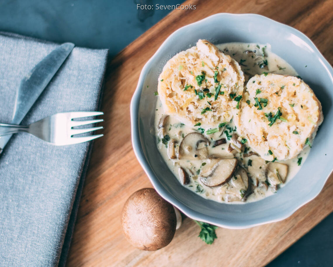 Vegetarisches Rezept: Semmelknödel mit Champignonrahm