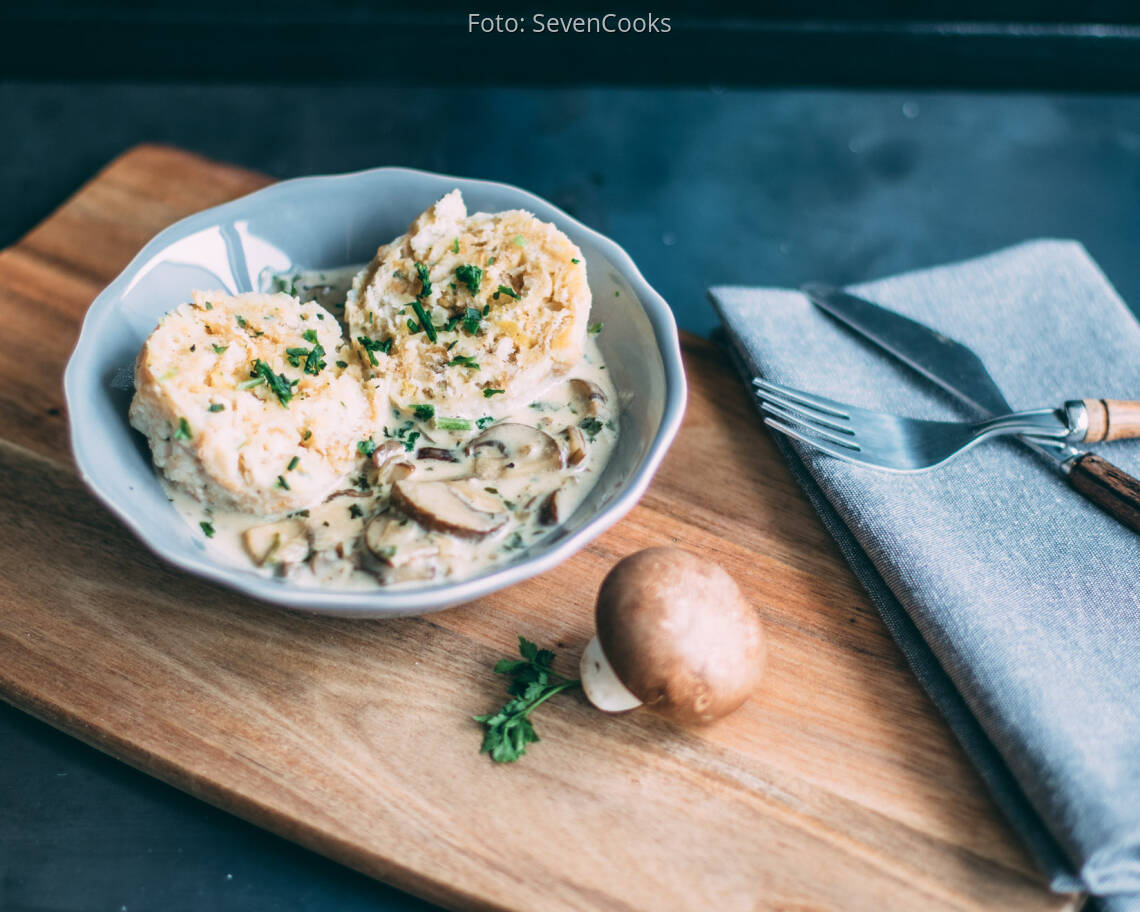 Vegetarisches Rezept: Semmelknödel mit Champignonrahm