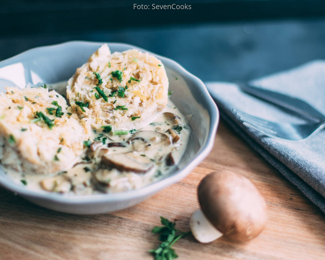 Vegetarisches Rezept: Semmelknödel mit Champignonrahm