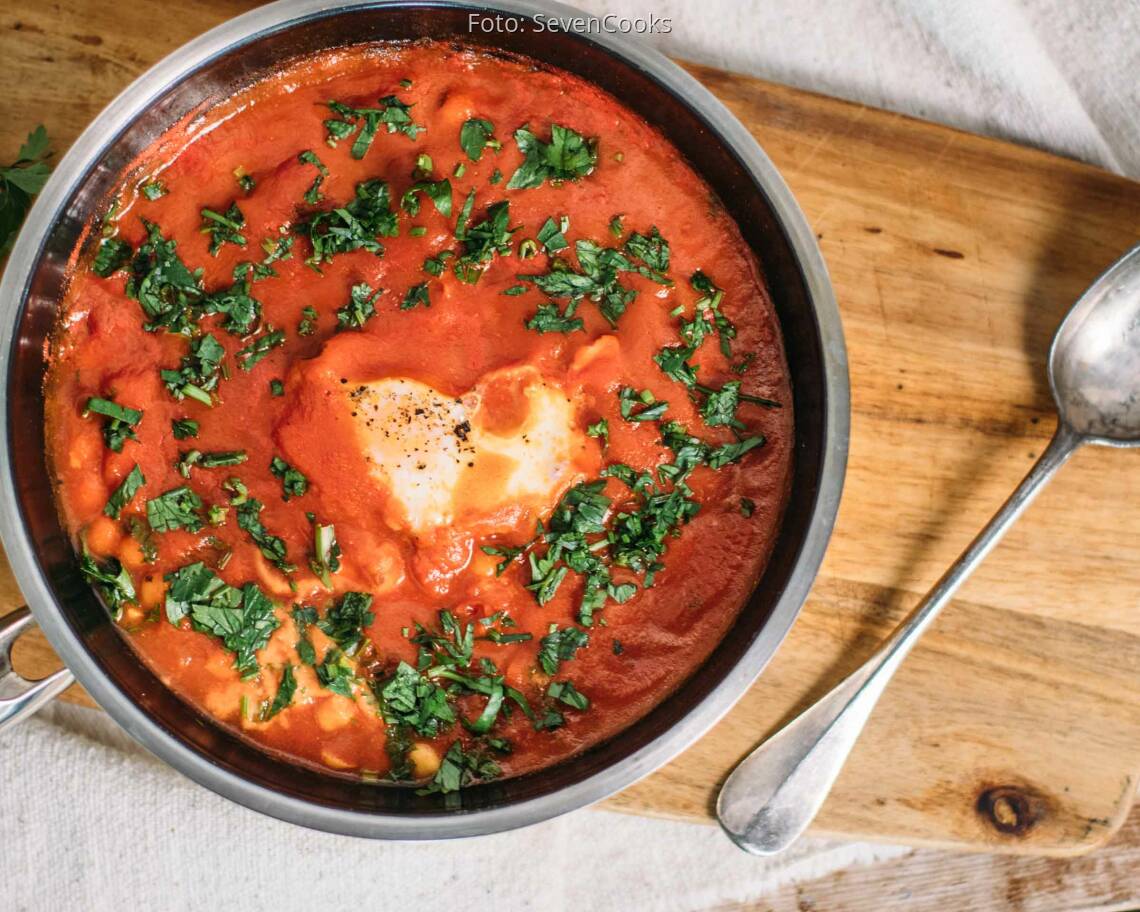 Vegetarisches Rezept: Shakshuka mit pochiertem Ei_1