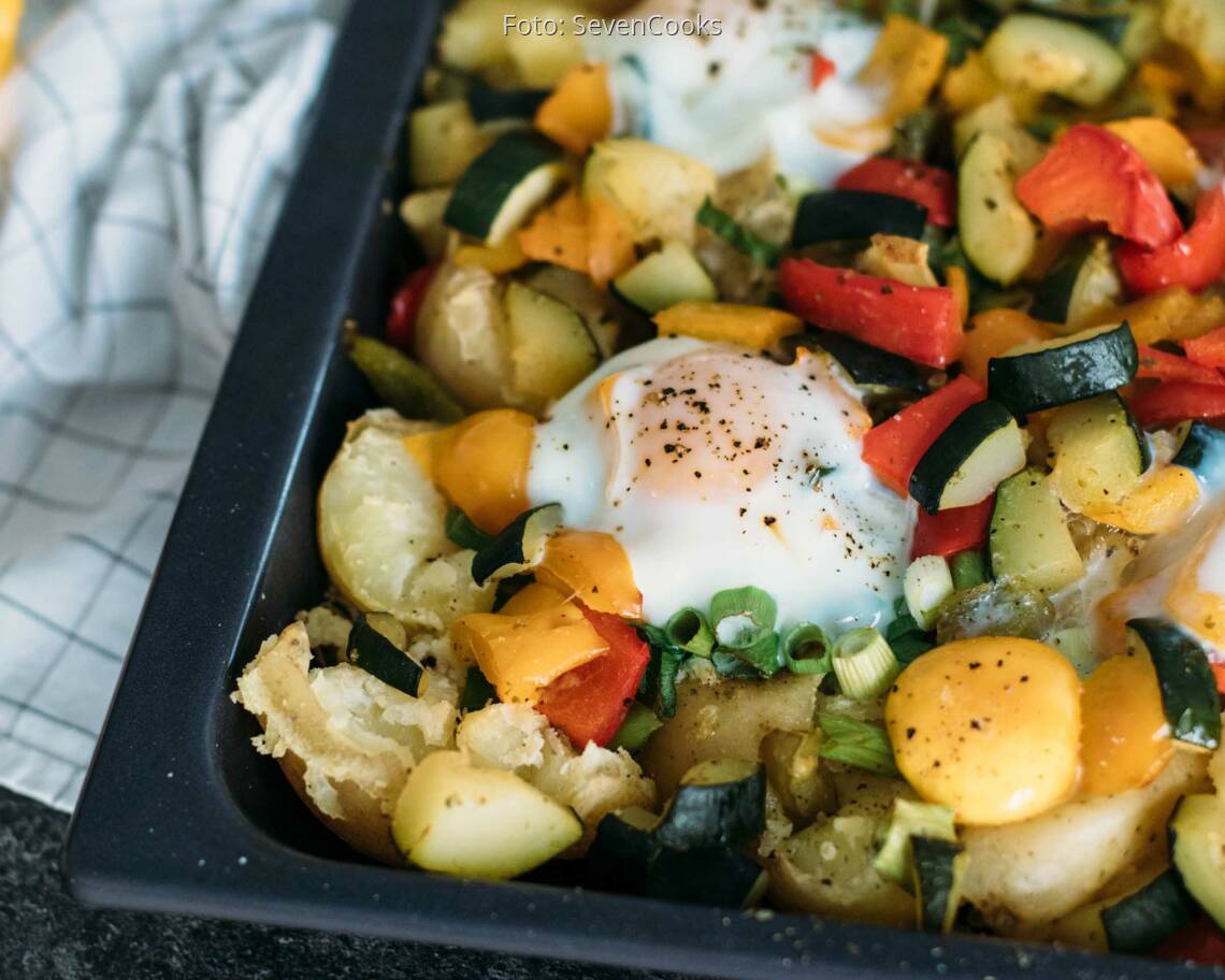 Vegetarisches Rezept: Smashed Potatos mit Spiegelei und Gemüse