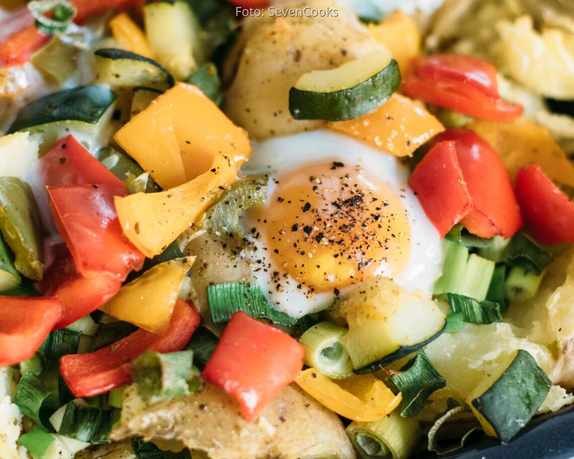 Vegetarisches Rezept: Smashed Potatos mit Spiegelei und Gemüse