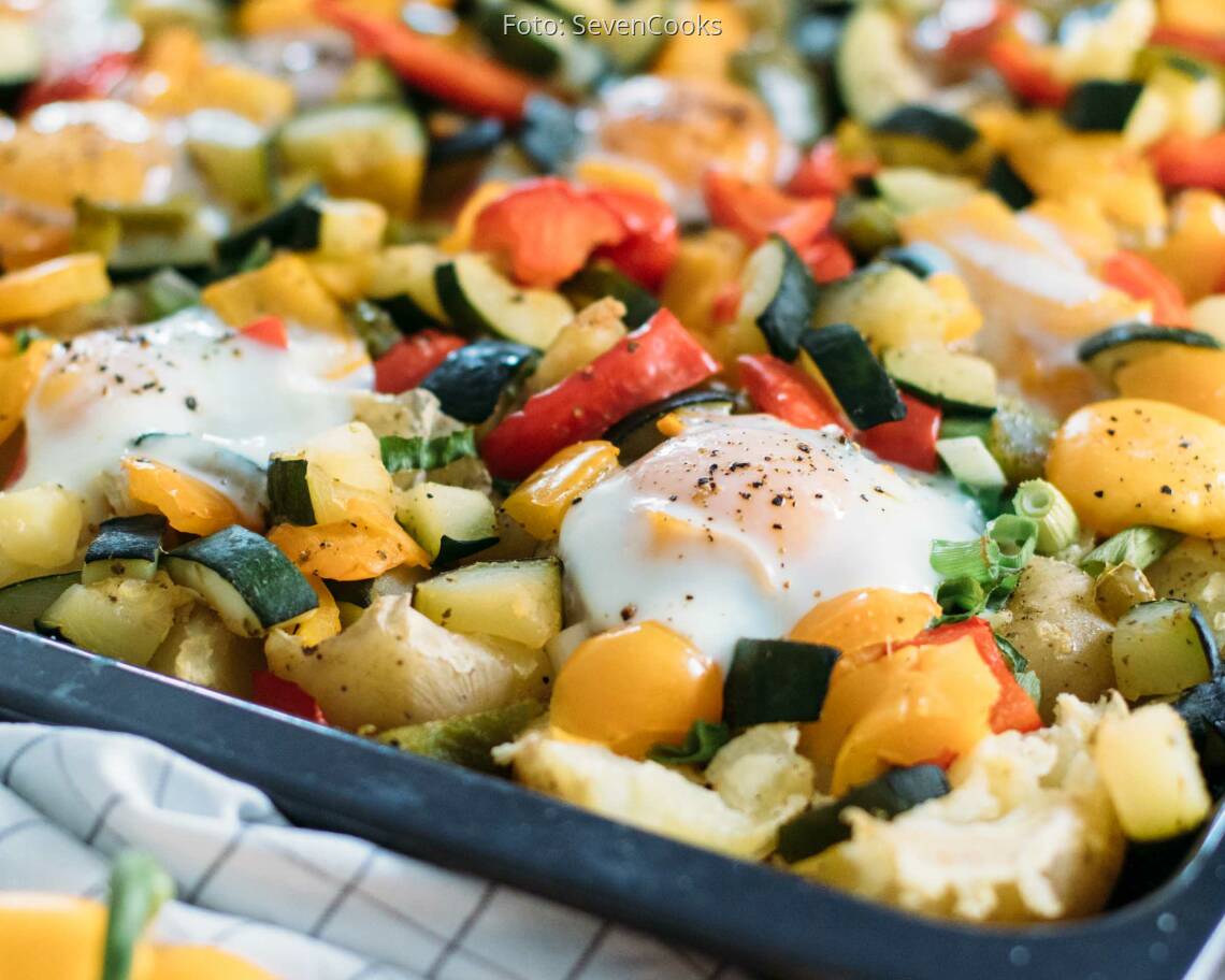 Vegetarisches Rezept: Smashed Potatos mit Spiegelei und Gemüse