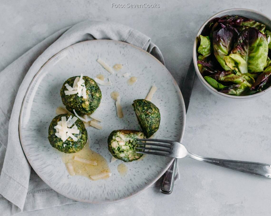 Vegetarisches Rezept: Spinat-Knödel mit gebräunter Butter und Parmesan 1