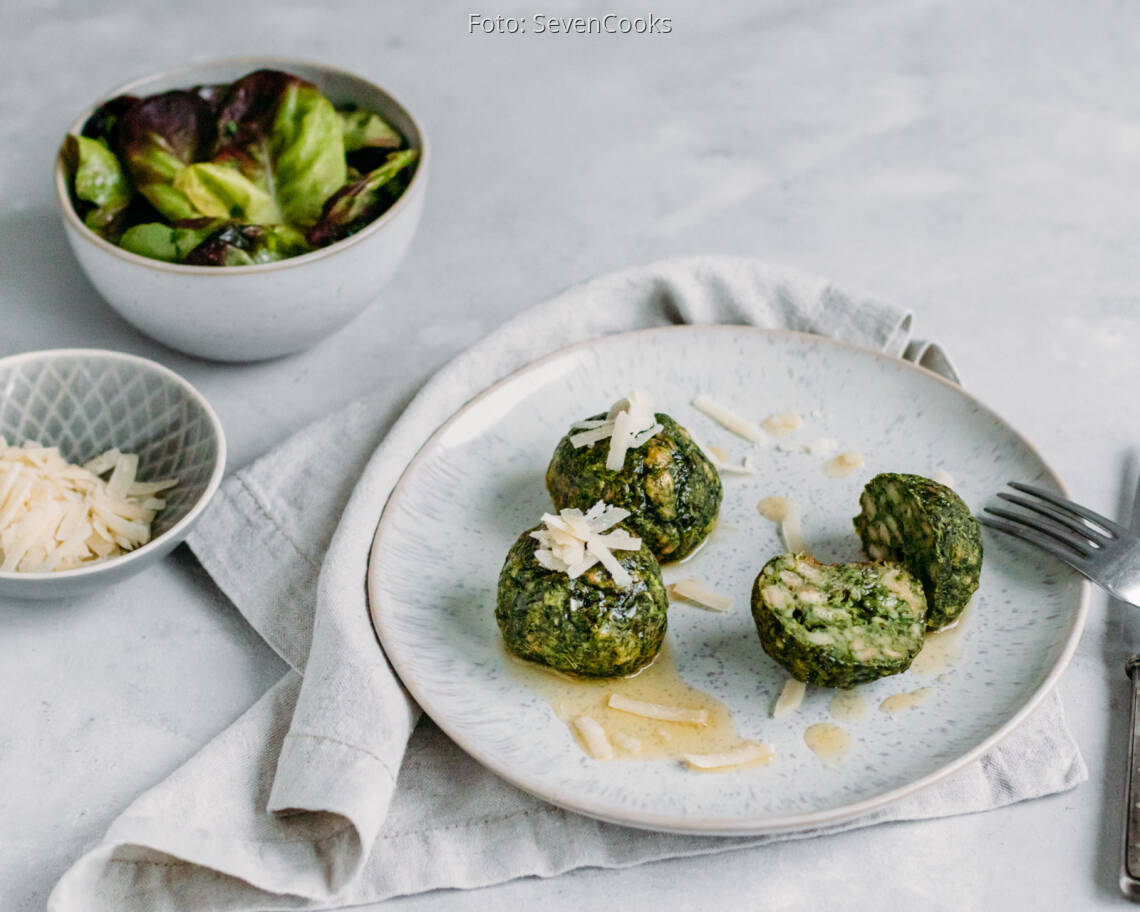 Vegetarisches Rezept: Spinat-Knödel mit gebräunter Butter und Parmesan 2