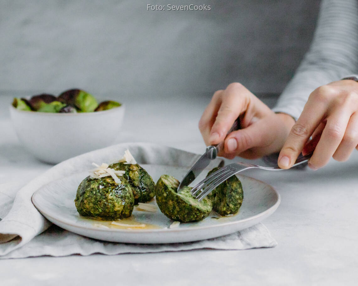 Vegetarisches Rezept: Spinat-Knödel mit gebräunter Butter und Parmesan 3