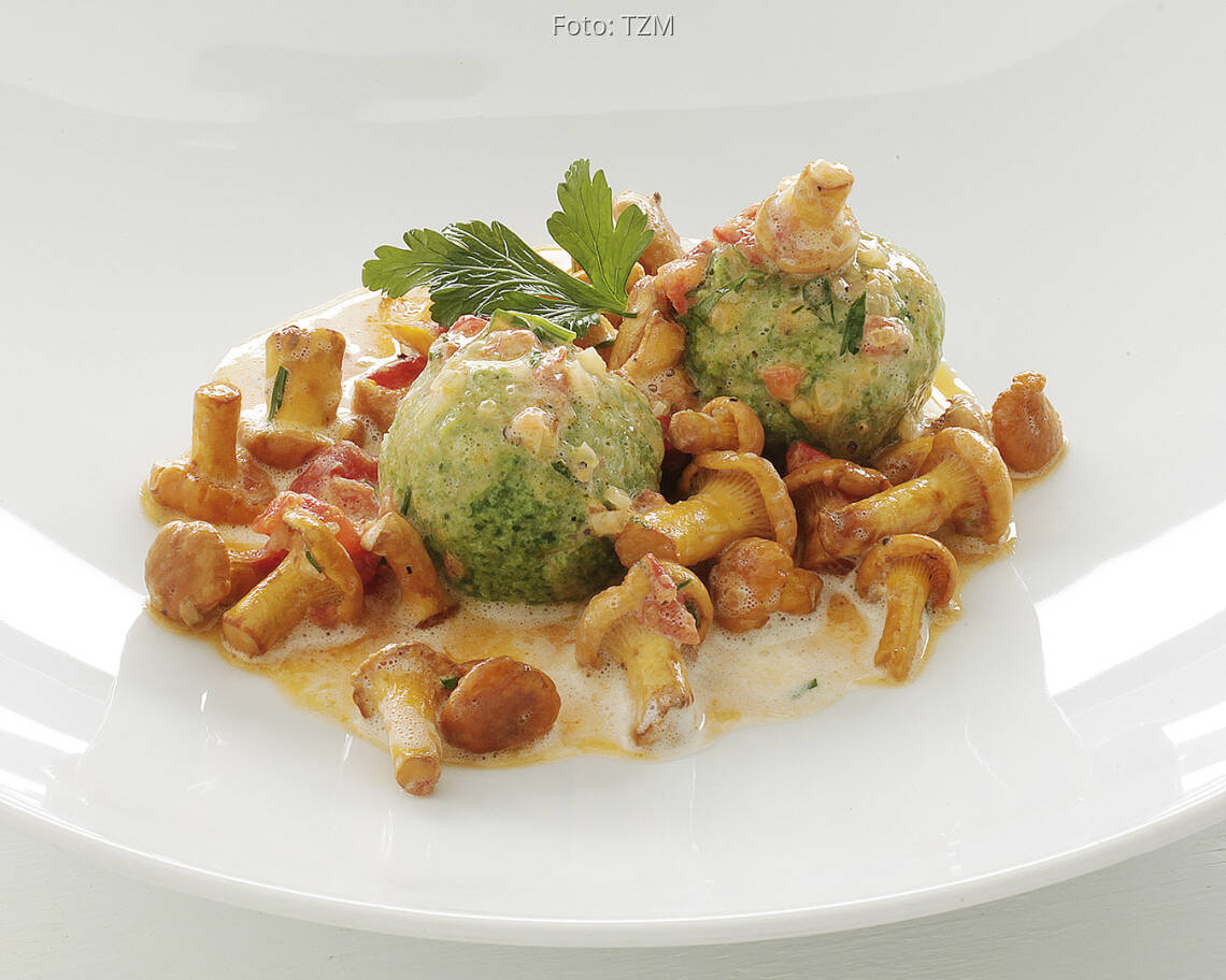 Vegetarisches Rezept: Spinat-Topfenknödel mit Pfifferlingen 1