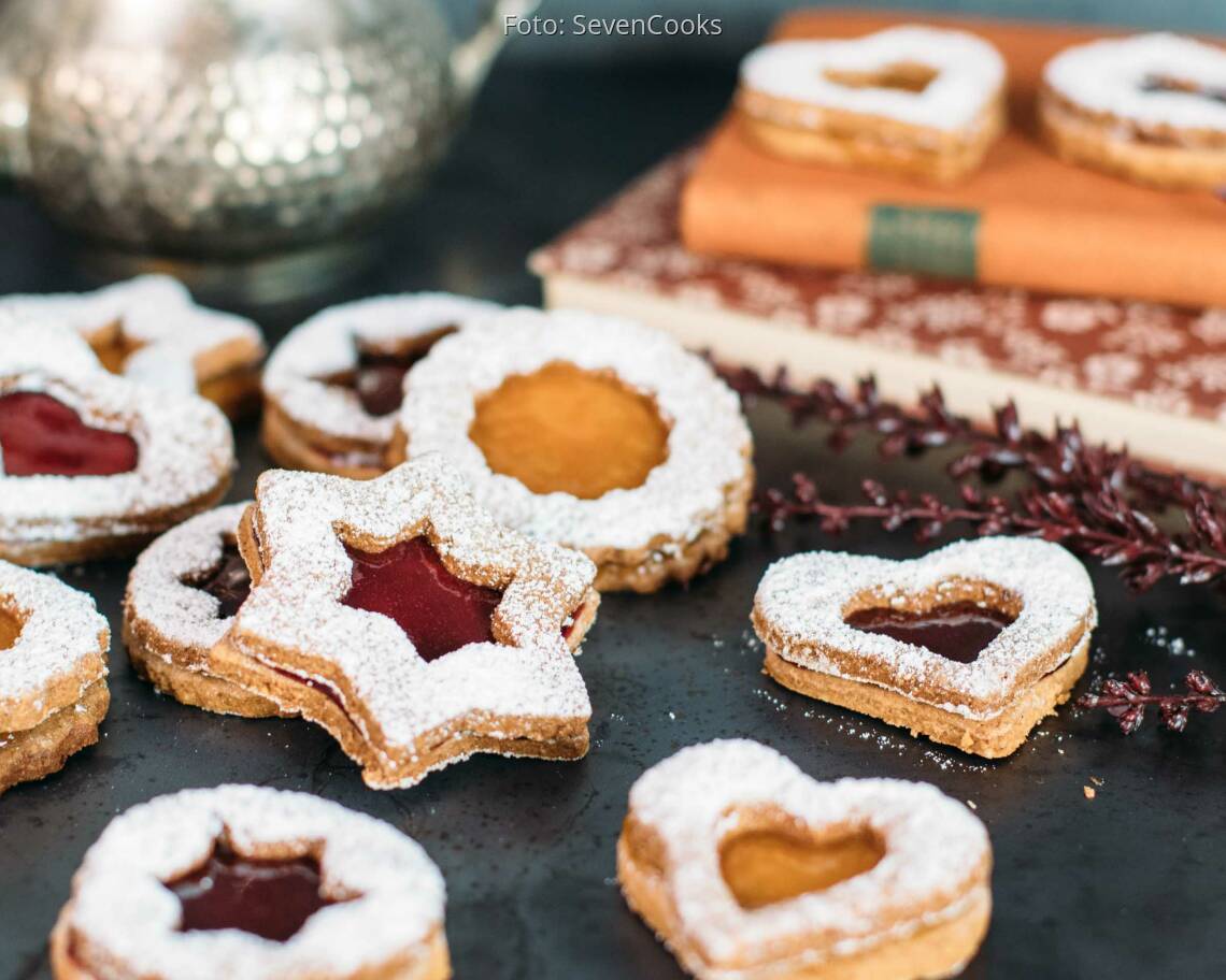 Fertiges Rezept: Spitzbuben mit roter und gelber Füllung