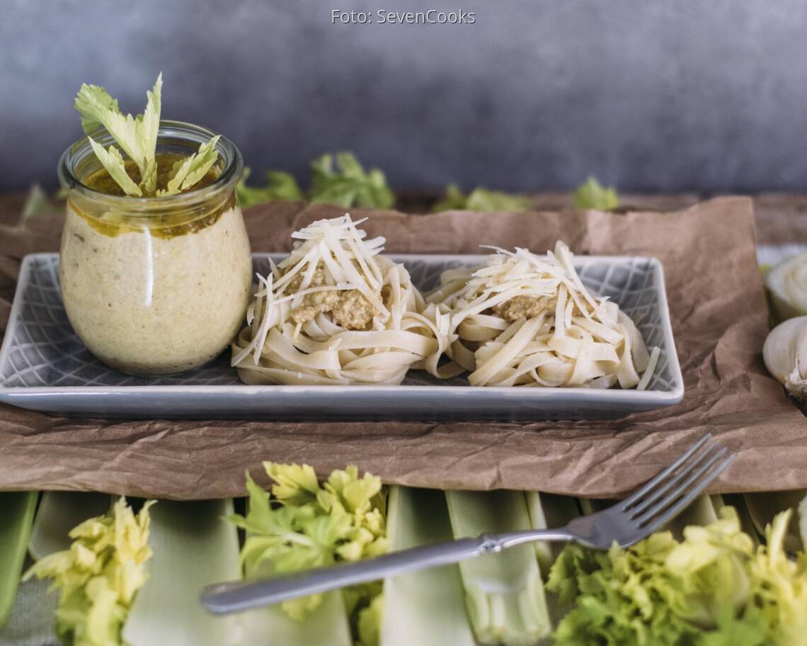 Vegetarisches Rezept: Stangensellerie-Pesto mit Tagliatelle 1